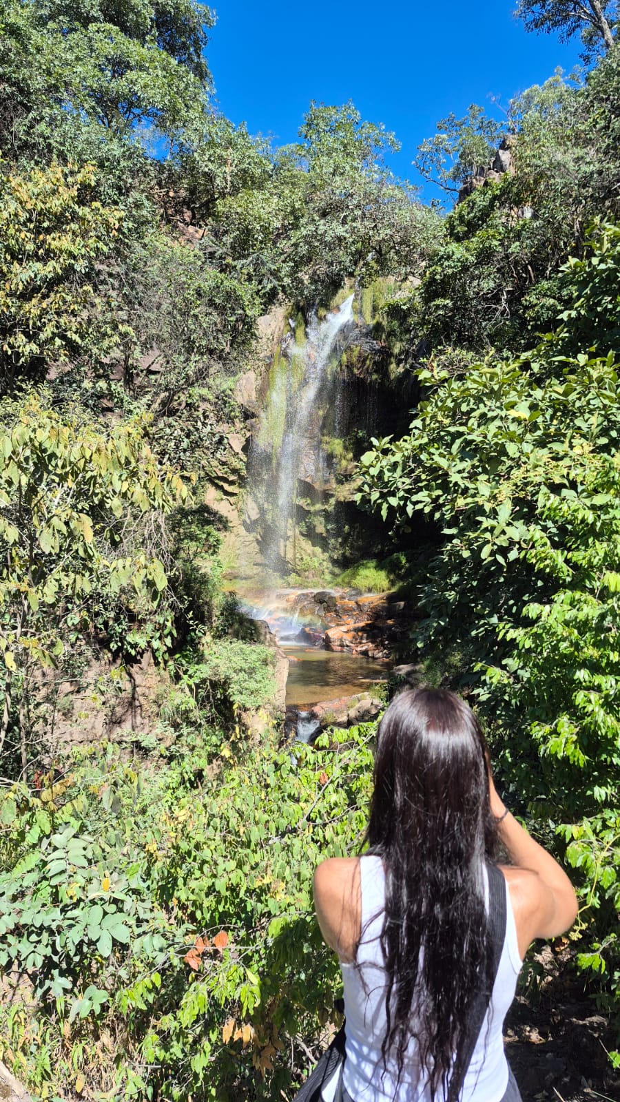 Mulher na cachoeira da Canjica