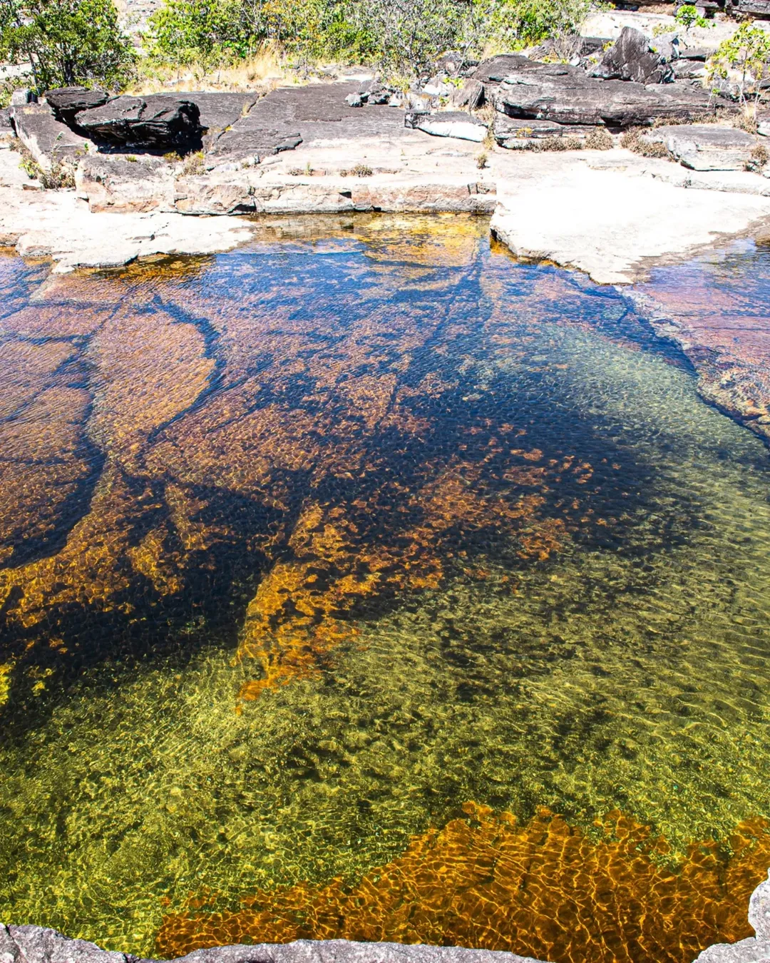 Piscina natural de pedra com águas cristalinas na Chapada
