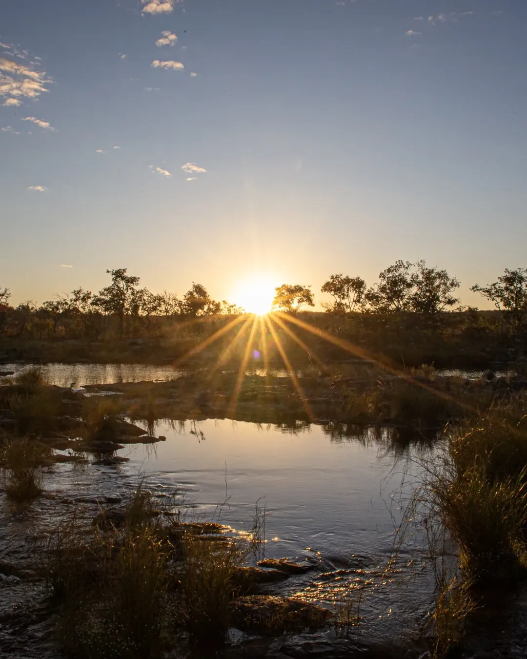 Pôr do sol sobre o rio e o Cerrado na Chapada dos Veadeiros