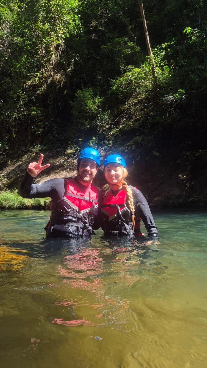 Casal celebrando na expedição com Filipe