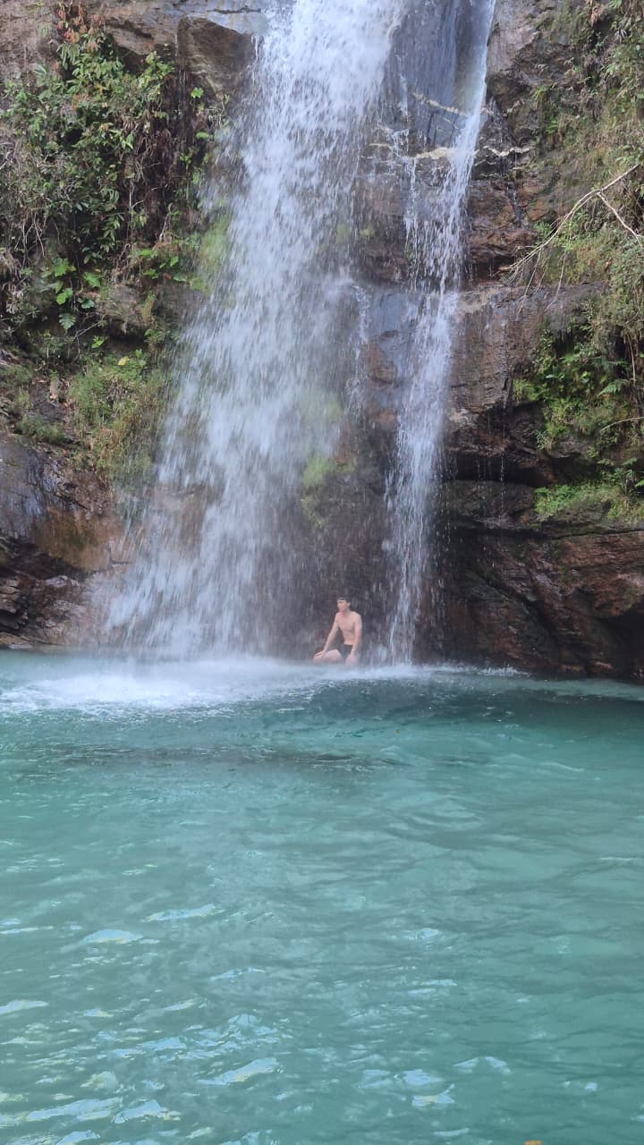 Pessoa na Cachoeira Santa Bárbara